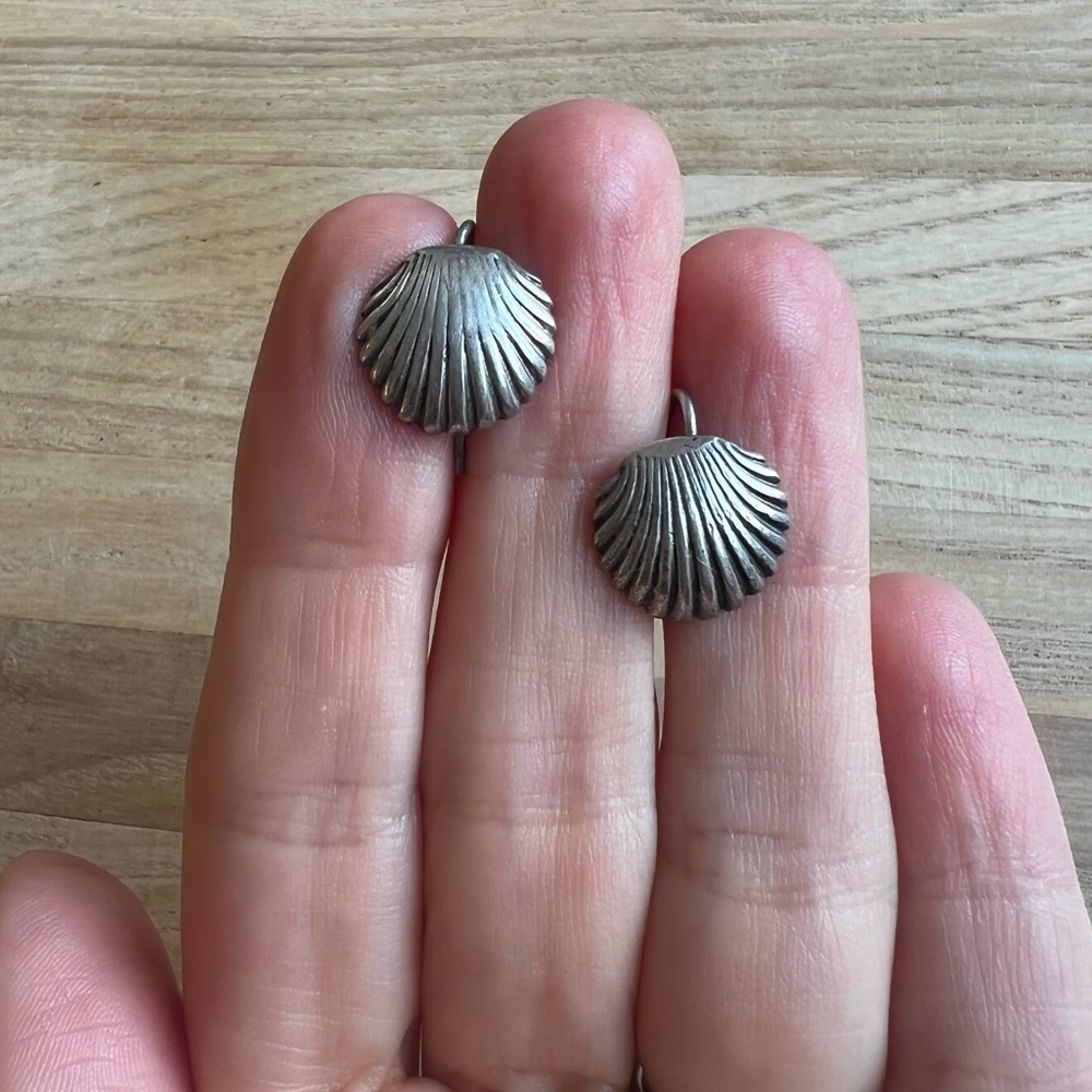 Vintage silver scallop seashell earrings on hooks - Picture 2 of 8